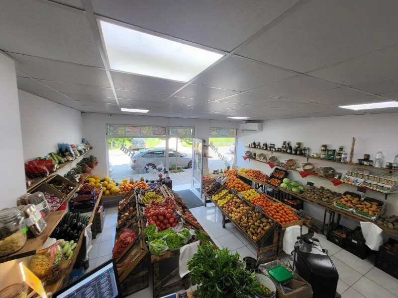 Интериор на Nat-Eco-Fruit — щандове с пресни плодове, зеленчуци и деликатеси