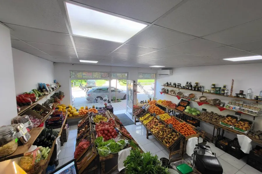 Интериор на Nat-Eco-Fruit — щандове с пресни плодове и зеленчуци