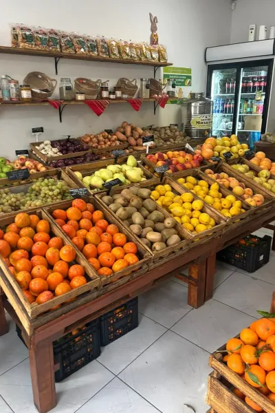 Левият щанд в Nat-Eco-Fruit със сезонни продукти