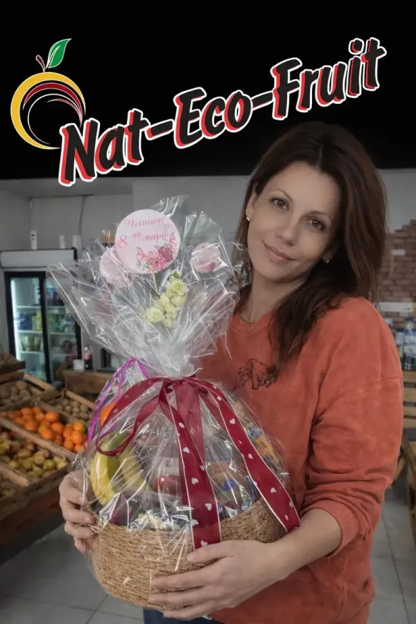 Наталия Николова — собственикът на Nat-Eco-Fruit, държи великденска подаръчна кошница