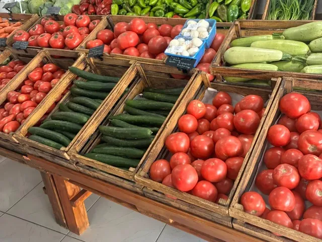 Сезонни български плодове и зеленчуци — ягоди, череши, домати — в Nat-Eco-Fruit
